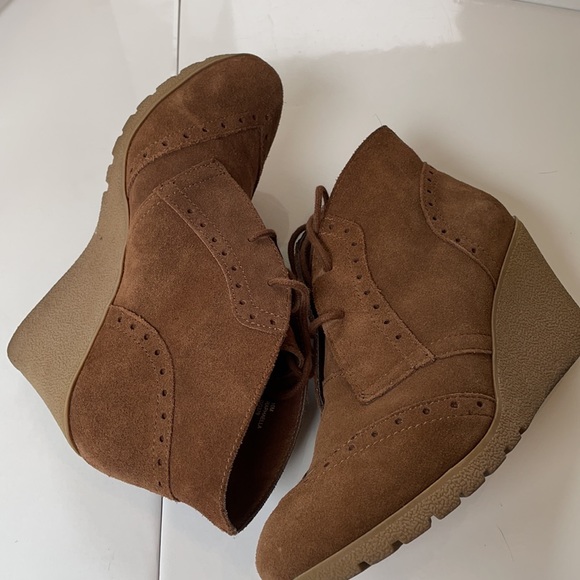 Rust suede wedge wingtip booties - Picture 5 of 7